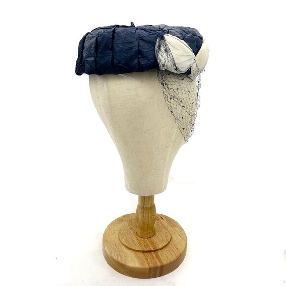 Vintage 1950s Pillbox Hat Navy Straw With White Rose Petals Mesh Veil Rhinestone main image 9